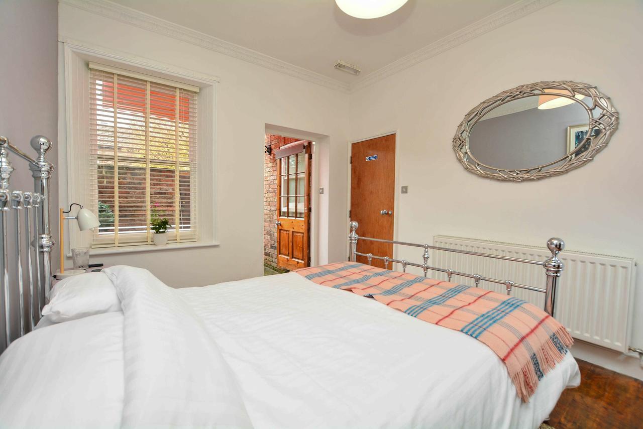 The Location- 1 Free Private Parking Space - 60 Second Walk 2 Minster! York Exterior photo